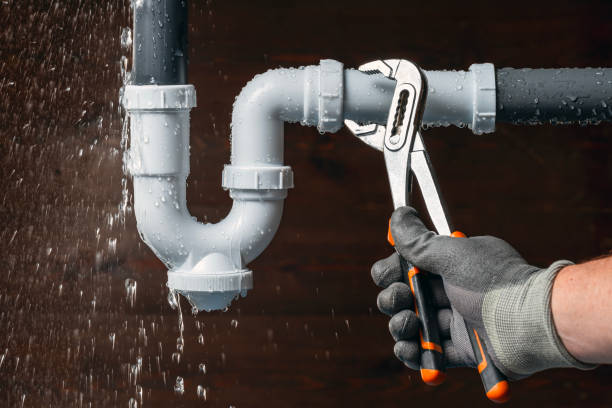 Professional Emergency Plumber technician working in Richmond, OH